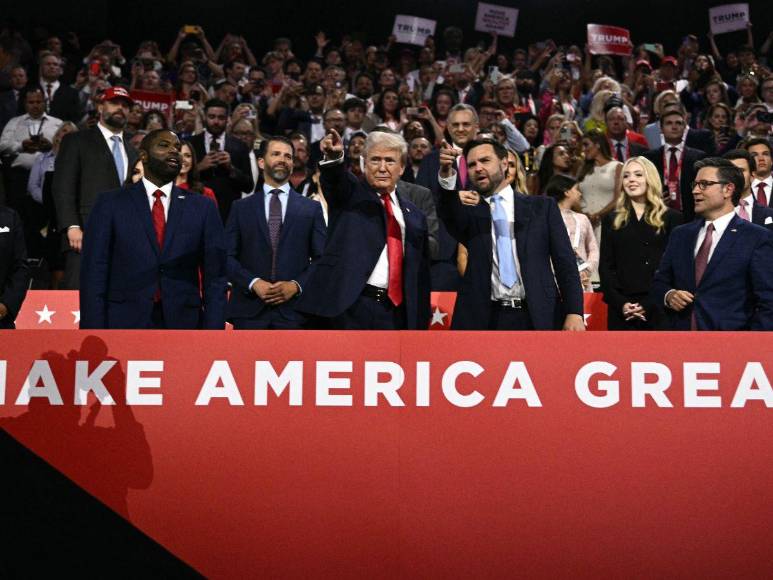 Entre aplausos y con la oreja vendada: Trump asiste a convención republicana