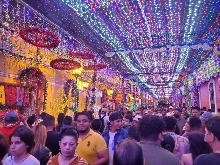 Comayagua brilla con su tradicional Paseo Navideño y da inicio a su Feria Patronal
