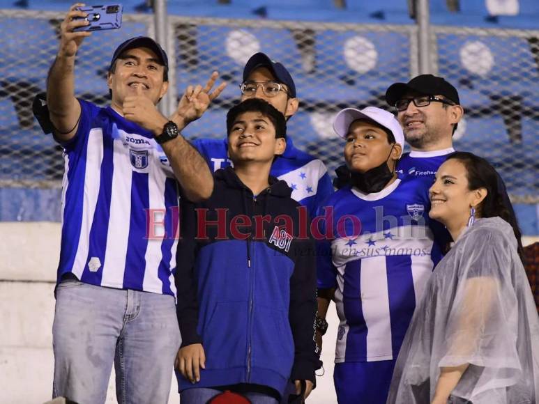 Pelea, técnico pierde el control y la H vuelve a ganar en el Olímpico: No se miró en TV en el Honduras-Canadá