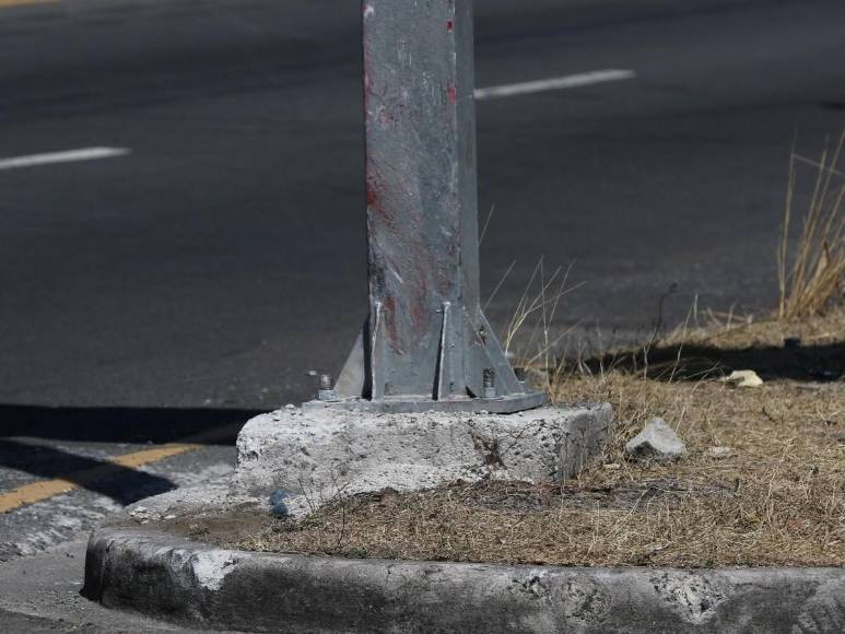 Fotos inéditas de la zona del accidente en el anillo periférico donde murieron dos universitarias