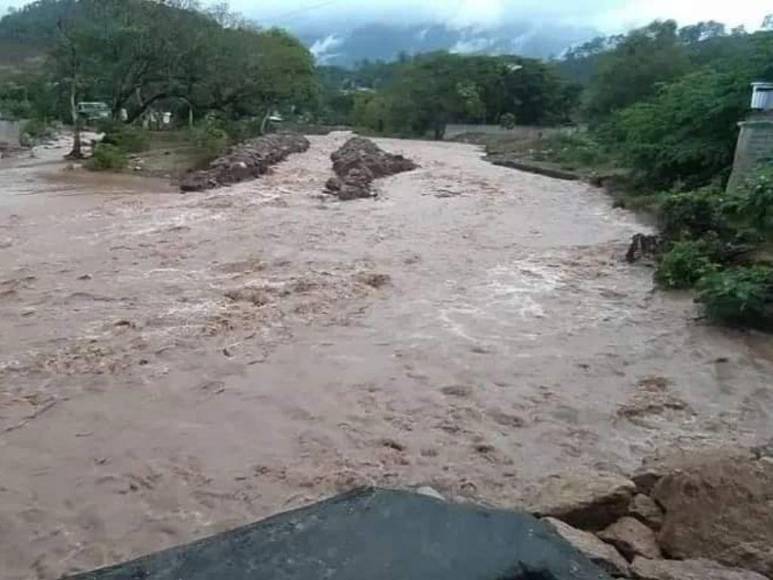Ríos desbordados, inundaciones y sectores incomunicados por fuertes lluvias en Honduras