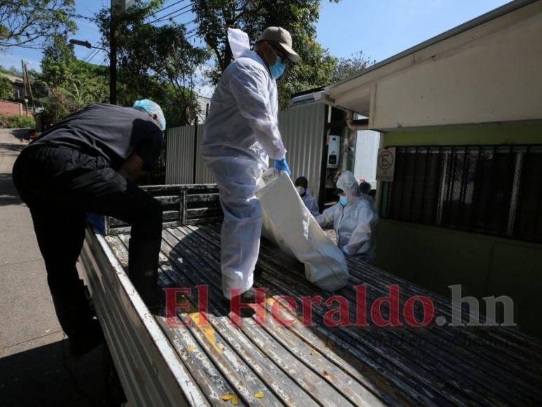 Olvidados por familiares: Así fue el entierro masivo de cadáveres sin reclamar en la capital (Fotos)