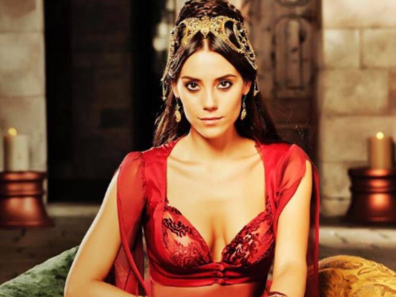 Fans de Cansu Dere alarmados tras silencio en redes sociales de la famosa actriz turca