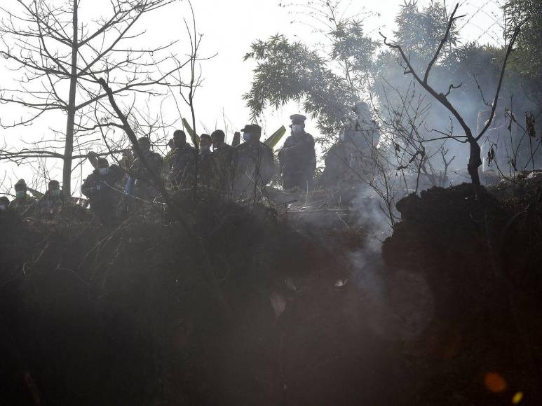 Impactantes imágenes del trágico accidente aéreo donde murieron 68 personas en Nepal