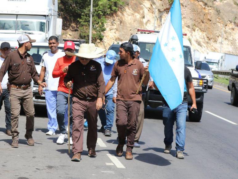 Padre Leopoldo Serrano llega a la capital: ¿Qué habló con Xiomara Castro?