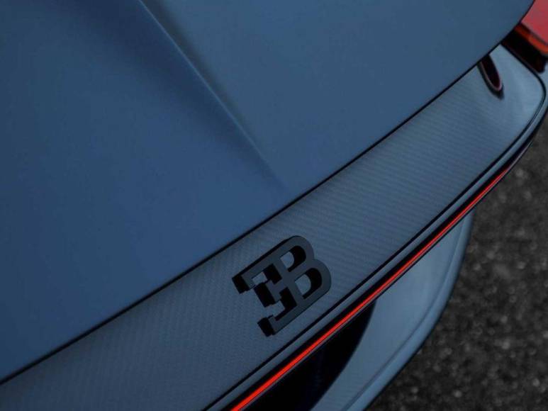 Así es el lujoso Bugatti que Bad Bunny estaría vendiendo para promocionar su nuevo tema