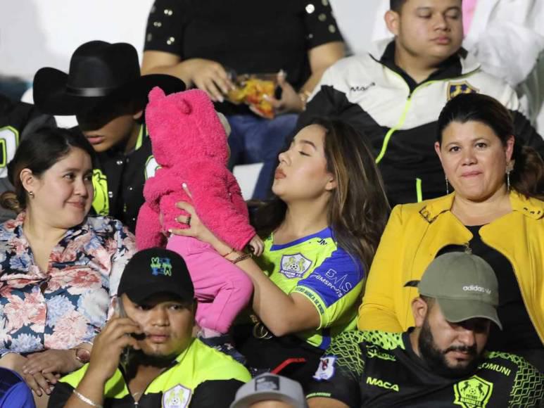 Bellas damas engalanaron el Olancho FC vs Olimpia: Esposa de futbolista causó furor Bellas damas engalanaron el Olancho FC vs Olimpia: Esposa de futbolista causó furor