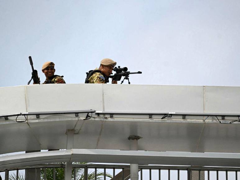 Desde el beso hasta disfraces: curiosidades que dejó la toma de posesión de Bukele