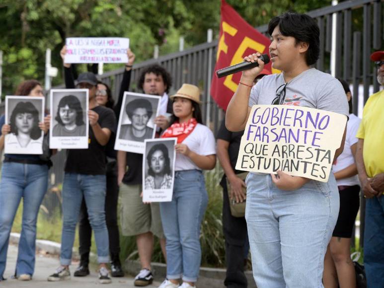 Desde el beso hasta disfraces: curiosidades que dejó la toma de posesión de Bukele