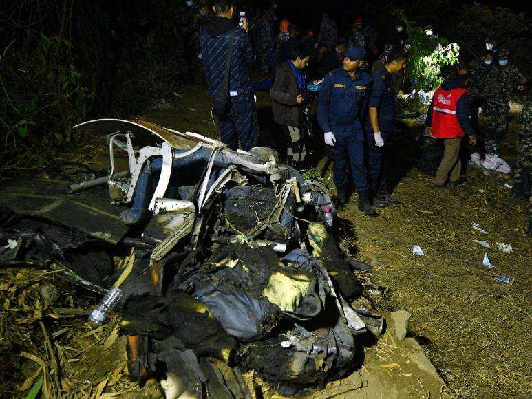 Impactantes imágenes del trágico accidente aéreo donde murieron 68 personas en Nepal