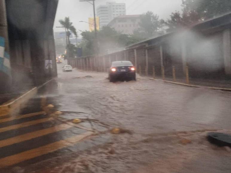 Calles inundadas, autos atrapados y daños por lluvias en la capital