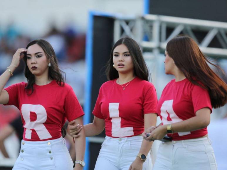 Deslumbrantes y hermosas, así llegaron las catrachas a ver el partido de Honduras vs Cuba