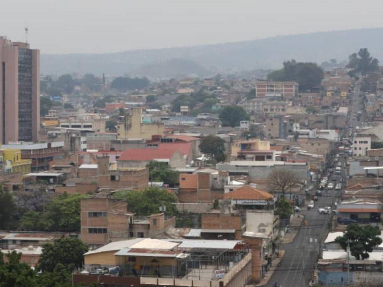 En menos de 24 horas, Tegucigalpa desapareció nuevamente bajo la densa bruma