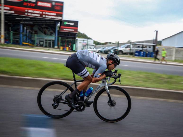 Así fue la llegada de Luis López a la meta tras recorrer 132 kilómetros en la Vuelta Ciclística 2022