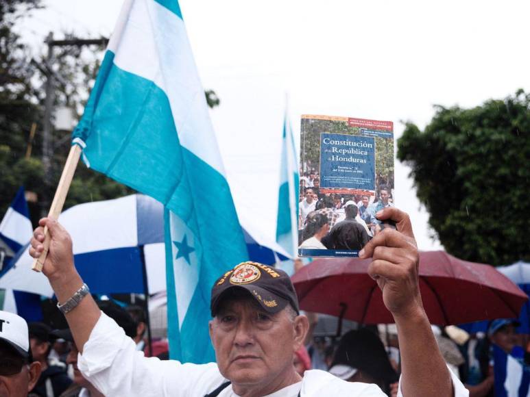 Bajo la lluvia, “Ejército Ciudadano de Paz” marcha contra el Foro de Sao Paulo