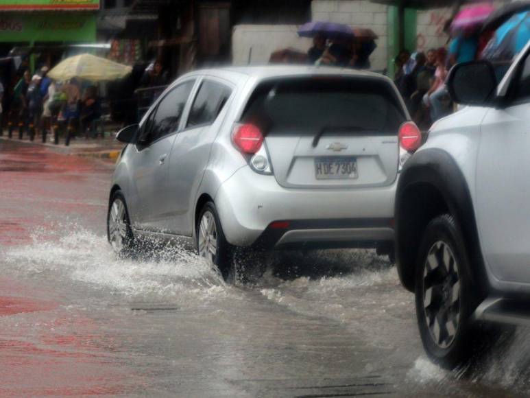 Cielos nublados y calles encharcadas dejan lluvias en el DC