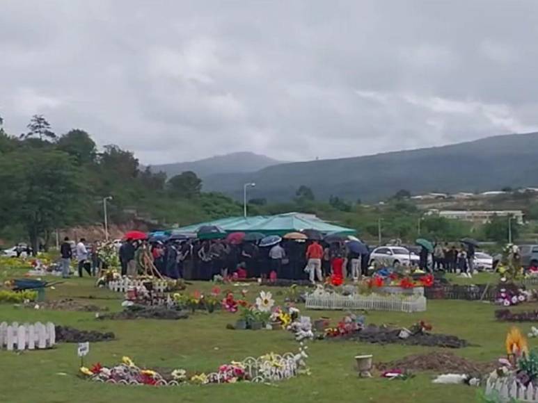 Sin poder verlo por última vez, familiares se despiden de Elvin Izaguirre