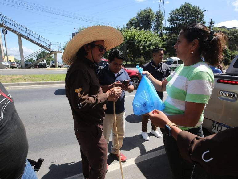 Padre Leopoldo Serrano llega a la capital: ¿Qué habló con Xiomara Castro?