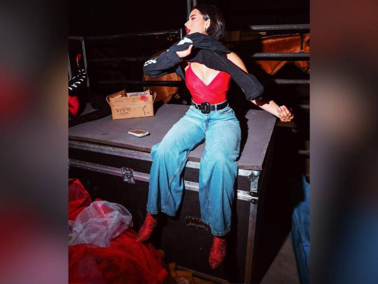 ¿La cantante Ángela Aguilar usa almohadillas para marcar su figura? Esto se sabe