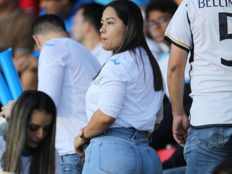 Deslumbrantes y hermosas, así llegaron las catrachas a ver el partido de Honduras vs Cuba