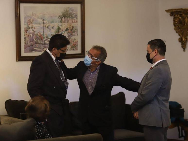 Grandes personalidades y amigos llegan al funeral del excomisionado Ramón Custodio López