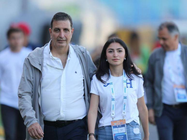 Deslumbrantes y hermosas, así llegaron las catrachas a ver el partido de Honduras vs Cuba