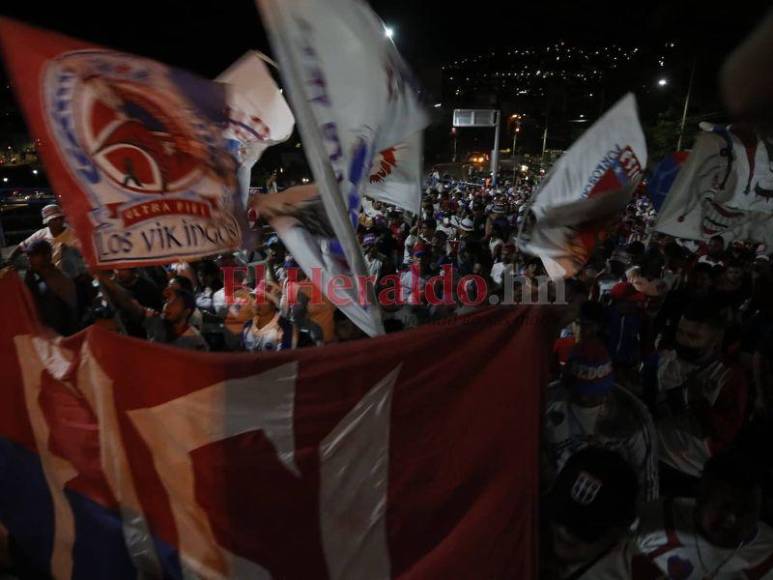¡Es imperdible! Así fue la espectacular llegada de la Ultra Fiel al Estadio Chelato Uclés; una celebración adelantada