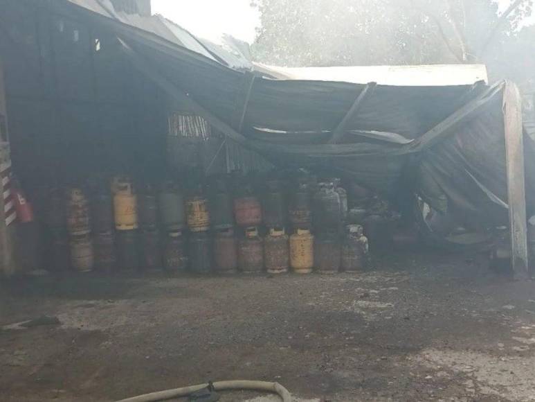 Las imágenes que dejó la potente explosión en planta de gas en Atlántida y que dejó tres heridos