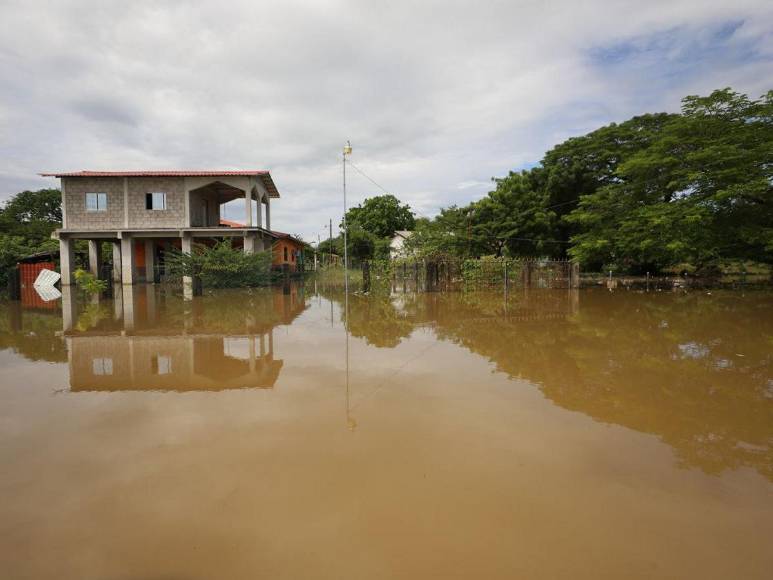 Rodeados de agua permanecen pobladores de Valle, tras paso de Pilar