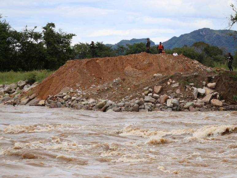 Rodeados de agua permanecen pobladores de Valle, tras paso de Pilar