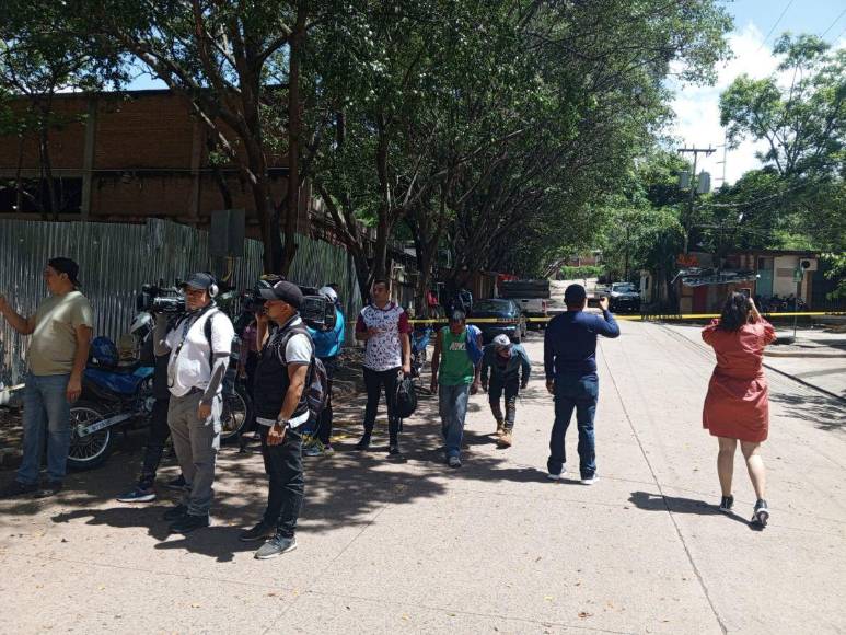 Sumidos en el dolor, familiares retiran cuerpos de jóvenes asesinados tras mudanza