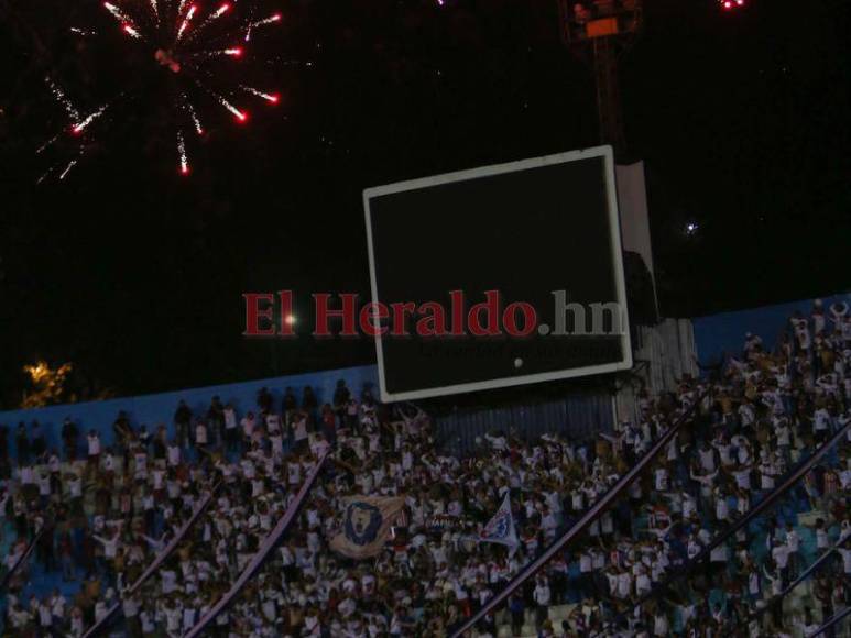 ¡Es imperdible! Así fue la espectacular llegada de la Ultra Fiel al Estadio Chelato Uclés; una celebración adelantada