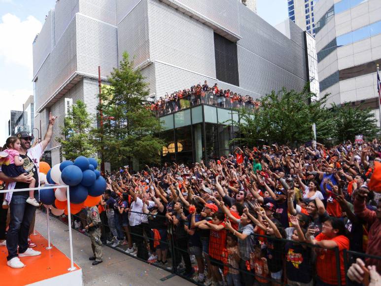 ¡Euforia total! Los Astros de Mauricio Dubón celebraron el título en la Serie Mundial con su afición en Houston