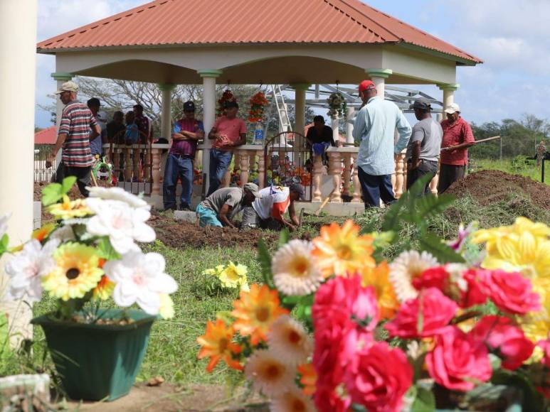 Así fue el sepelio de maestra y su nieto, víctimas de accidente en carretera a Olancho