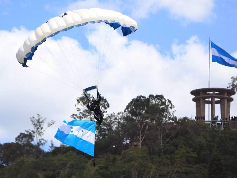 ¡Impresionante! Así surcaron el cielo hondureño los paracaidistas en los desfiles patrios