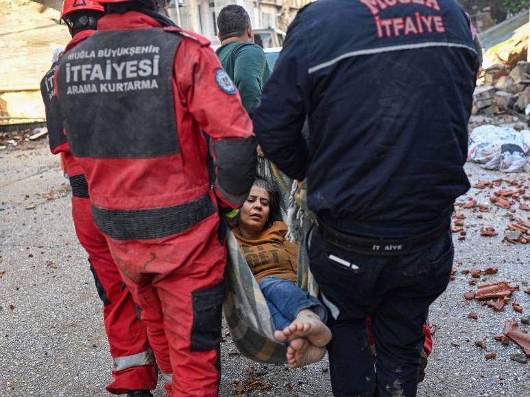 En una carrera contrarreloj, socorristas buscan sobrevivientes tras sismos en Turquía y Siria