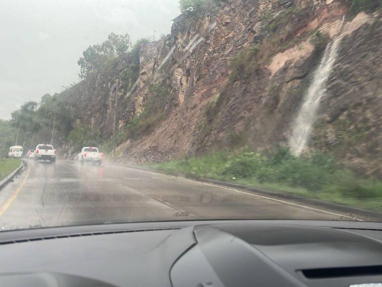 Calles inundadas, autos atrapados y daños por lluvias en la capital