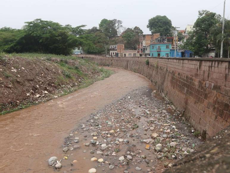 Los ríos de la capital permanecen en calma pese a fuertes lluvias