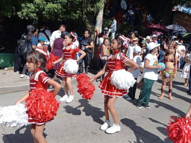 Dinámicas y bellas pomponeras de las escuelas alegran los desfiles patrios en la capital