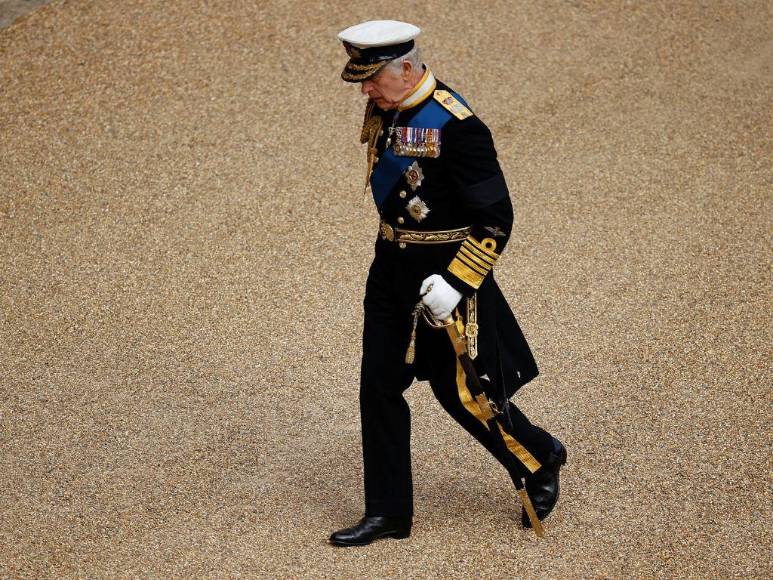 Papel de baño y frutas que no comerá: las extrañas exigencias del rey Carlos III