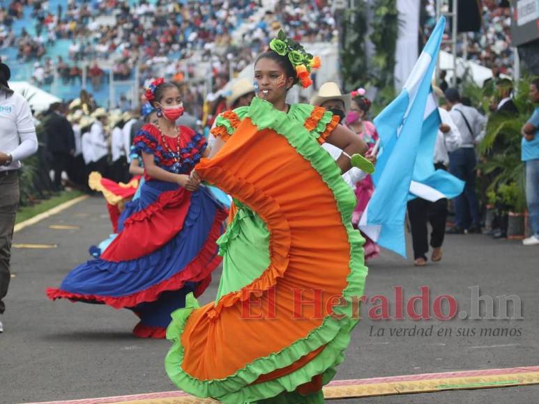 Color, cultura y creatividad: Los mejores trajes típicos de los desfiles patrios (Fotos)