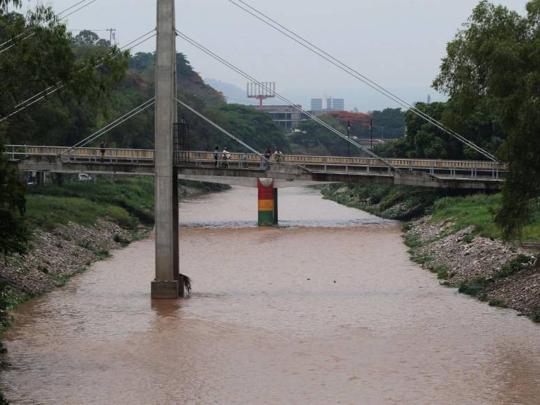 Los ríos de la capital permanecen en calma pese a fuertes lluvias