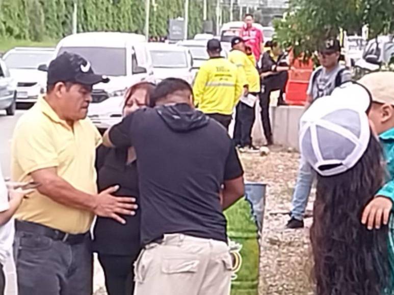 Llanto y dolor: familiares de la víctima del accidente de rapidito en el Bulevar Suyapa acuden a la escena