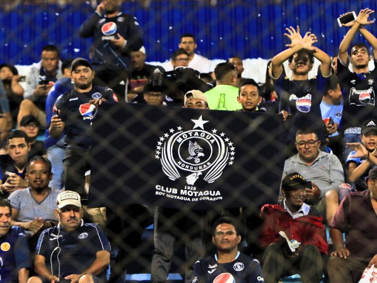 ¡Un ambiente fenomenal! Las Águilas del Motagua son recibidas por una afición viva