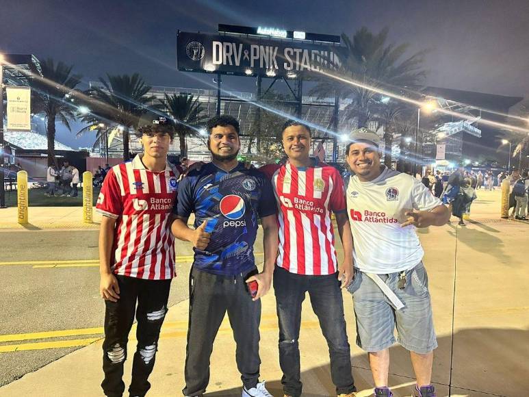 Ambiente para el Honduras-Islandia en el DRV PNK; hasta bellezas llegaron