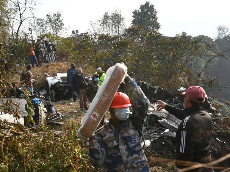 Impactantes imágenes del trágico accidente aéreo donde murieron 68 personas en Nepal