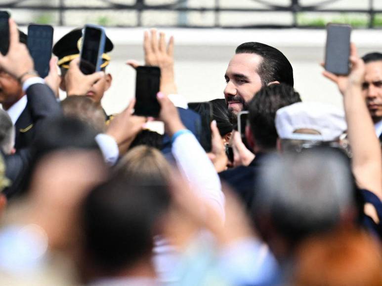 Desde el beso hasta disfraces: curiosidades que dejó la toma de posesión de Bukele