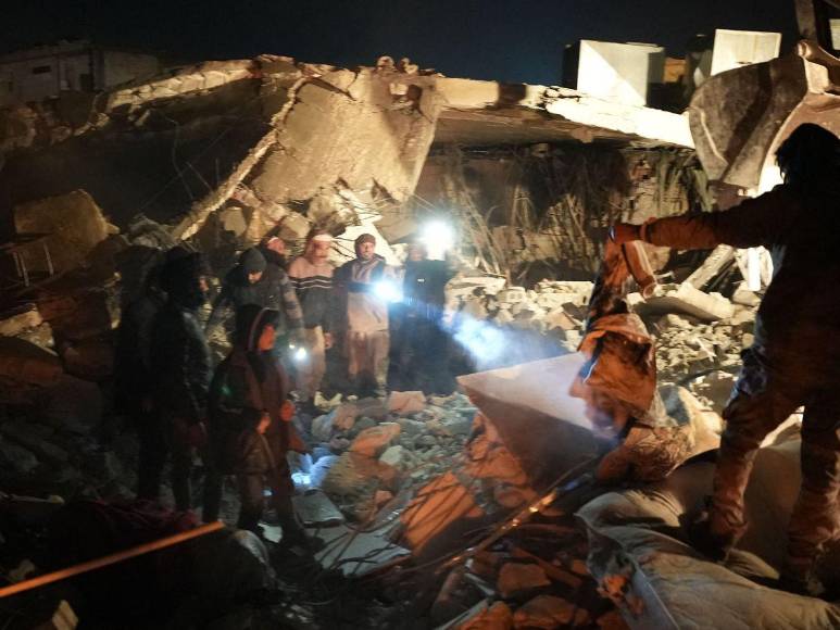 En una carrera contrarreloj, socorristas buscan sobrevivientes tras sismos en Turquía y Siria