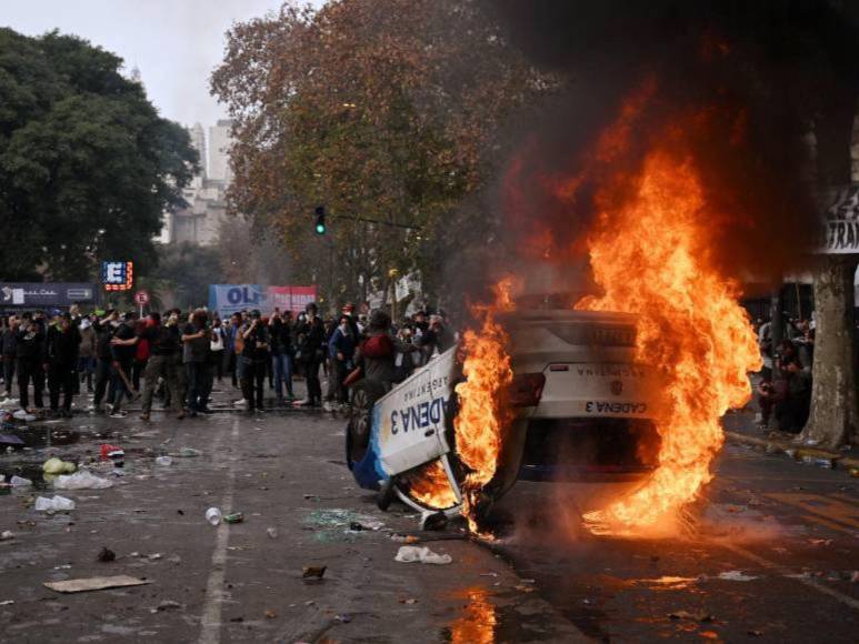 Entre disturbios y carros incendiados, manifestantes están en contra de reformas de Milei