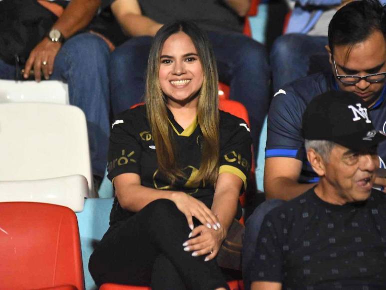 ¡Un ambiente fenomenal! Las Águilas del Motagua son recibidas por una afición viva